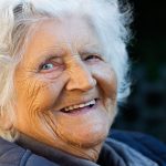 Portrait einer Frau, die 96 Jahre alt ist